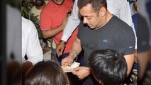 Salman Khan Spends Time With Street Kids & Gives Money