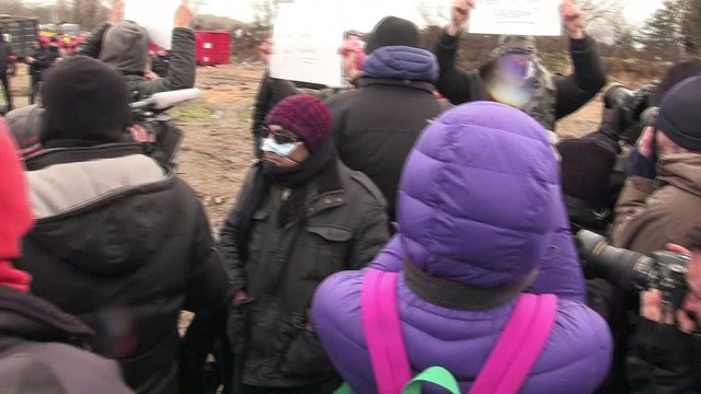 Calais: des migrants se cousent la bouche pour protester contre le démantèlement