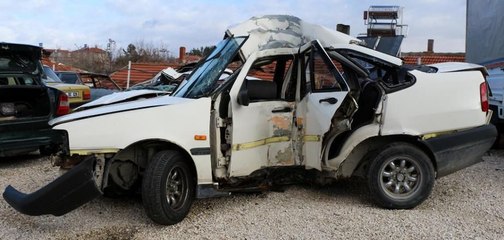 Doğum günü kutlayan gençler kaza yaptı