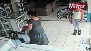 CCTV capture bizarre magasin de vol en tant que femme vole TÉLÉVISION à écran plasma dune farce de sa JUPE - 2016