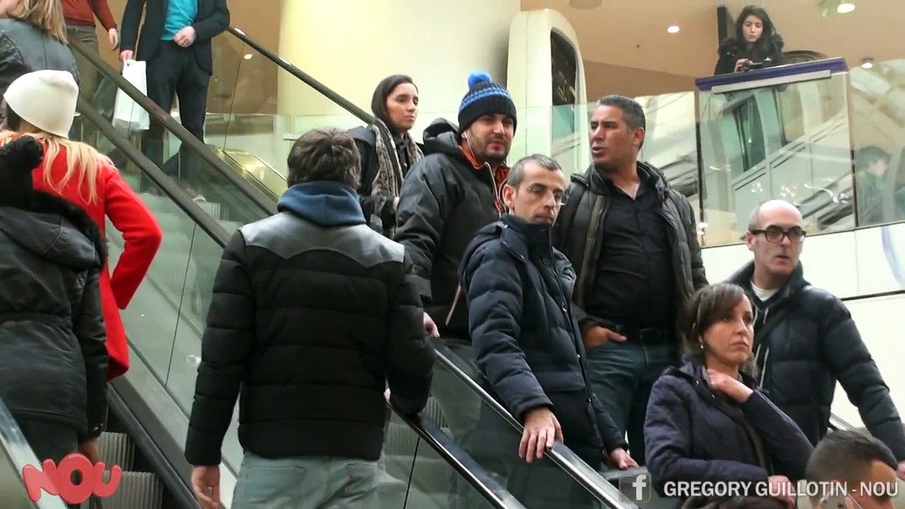Estes dois jovens tocaram carinhosamente na mão de homens na escada rolante e…