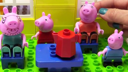 Мультик Свинка Пеппа из игрушек. Конструктор Детская Площадка и паровозик