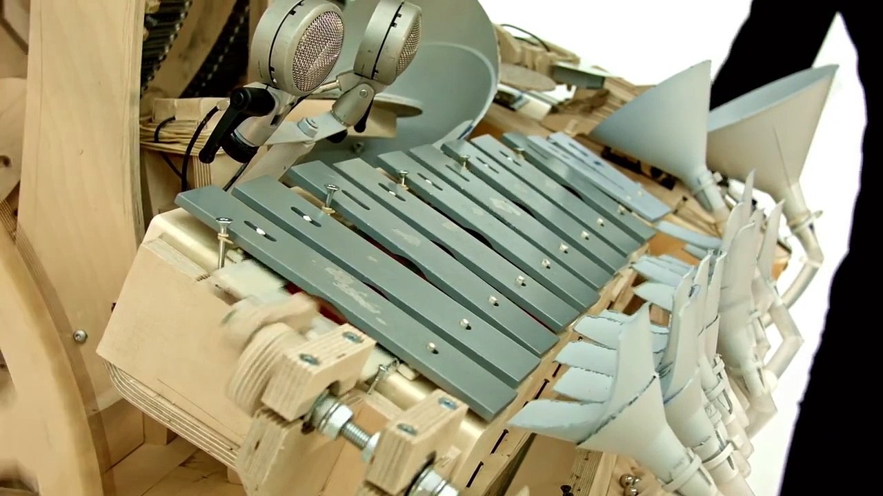 Une incroyable machine musicale en bois avec des billes fait le buzz