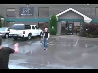 Blonde surfe dans une flaque d'eau