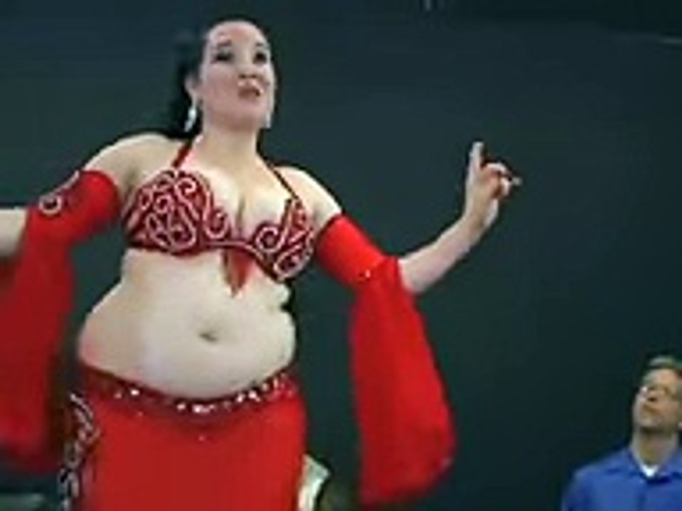 fat hottie do some abdomen dance