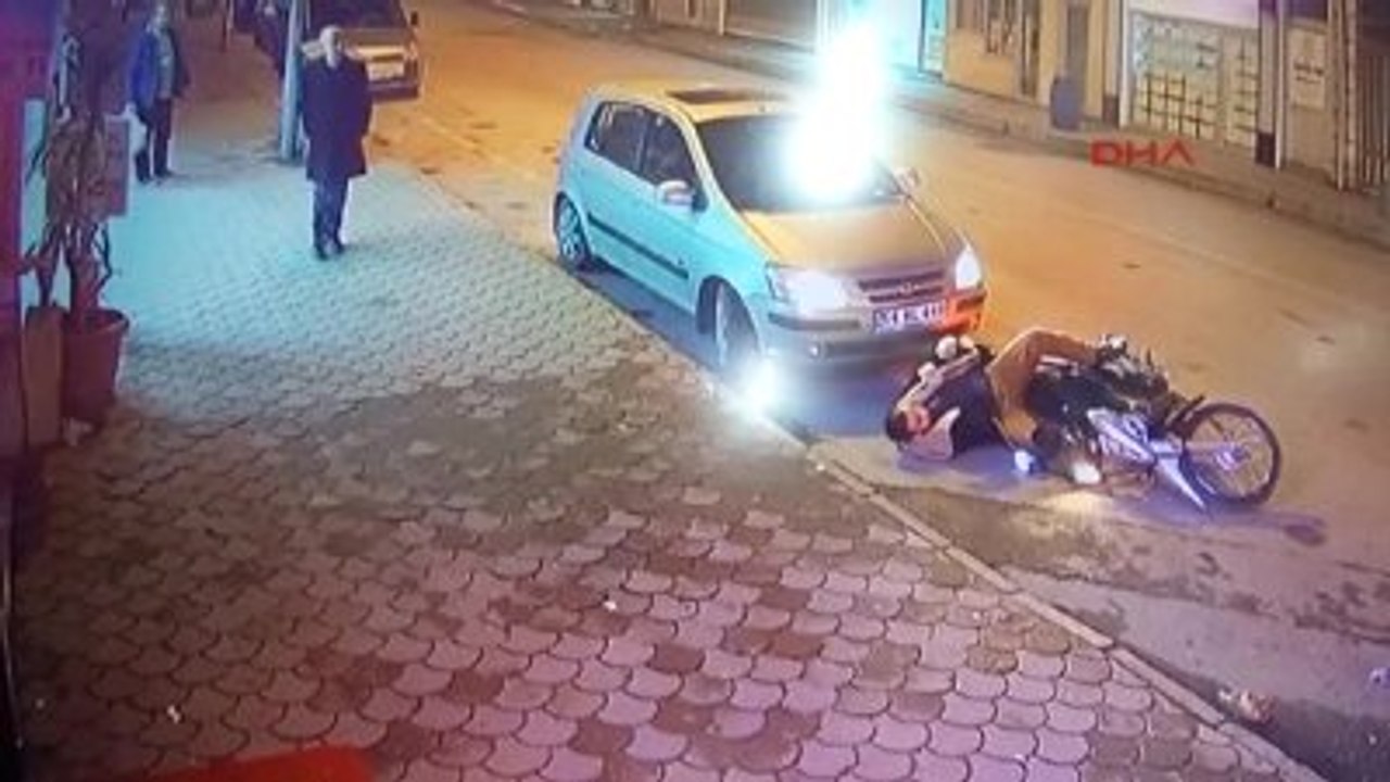 Sakarya Motosikletin Otomobile Çarpma Anı Kamerada