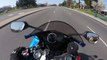 Un motard en excès de vitesse tombe sur un motard de la police très sympa... Drive safe!
