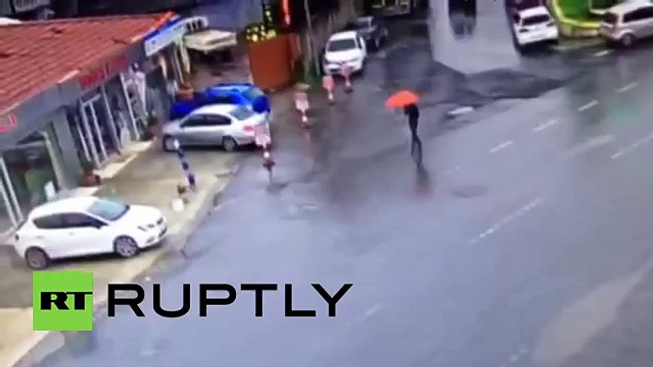 Mulheres armadas com fuzis abrem fogo contra a polícia e se abrigam em prédio do governo turco em Istambul