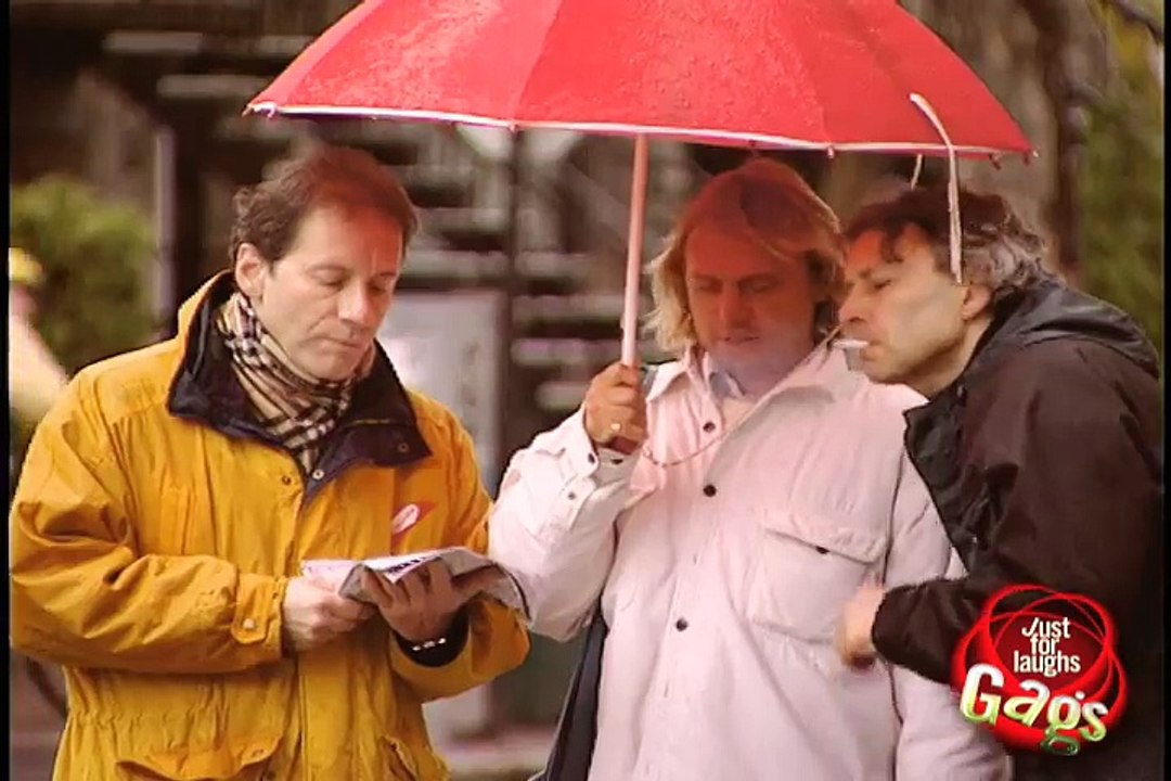 Relax Daily_Shared Umbrella Prank