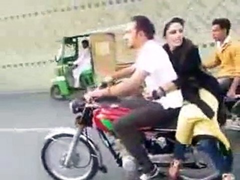 pakistani-boy-wheeling-on-bike-with-Girl-Friend(380)