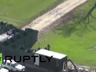 Un camion qui peut fabriquer des km de barricades aux frontières