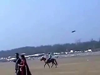 Married lady secretly roaming & romancing with her boyfriend at the beach side