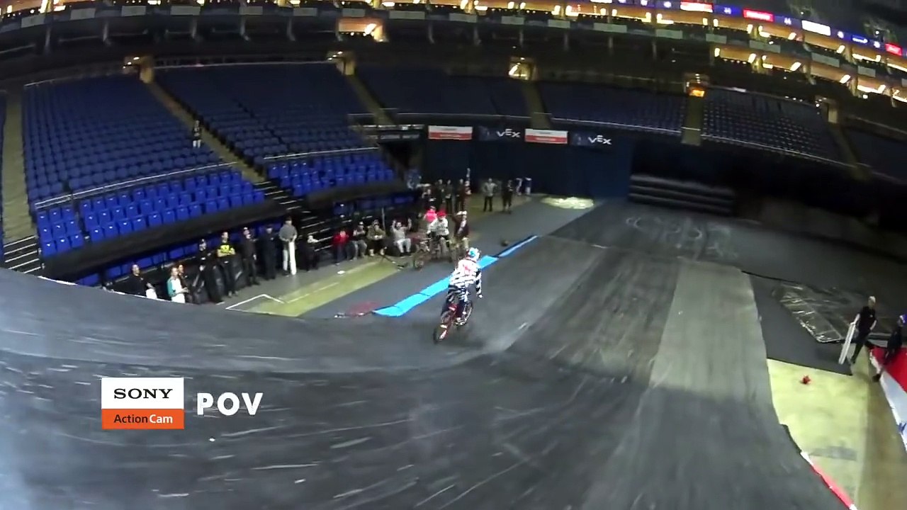 Un rider réussi une figure impossible en MTB :  Aussie Roll par Travis Pastrana