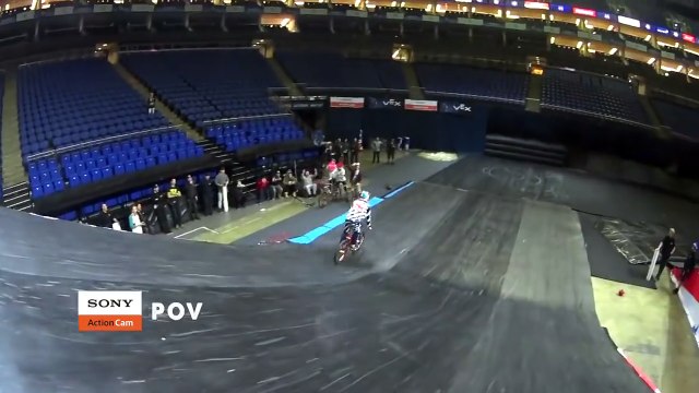 Un rider réussi une figure impossible en MTB : Aussie Roll par Travis Pastrana