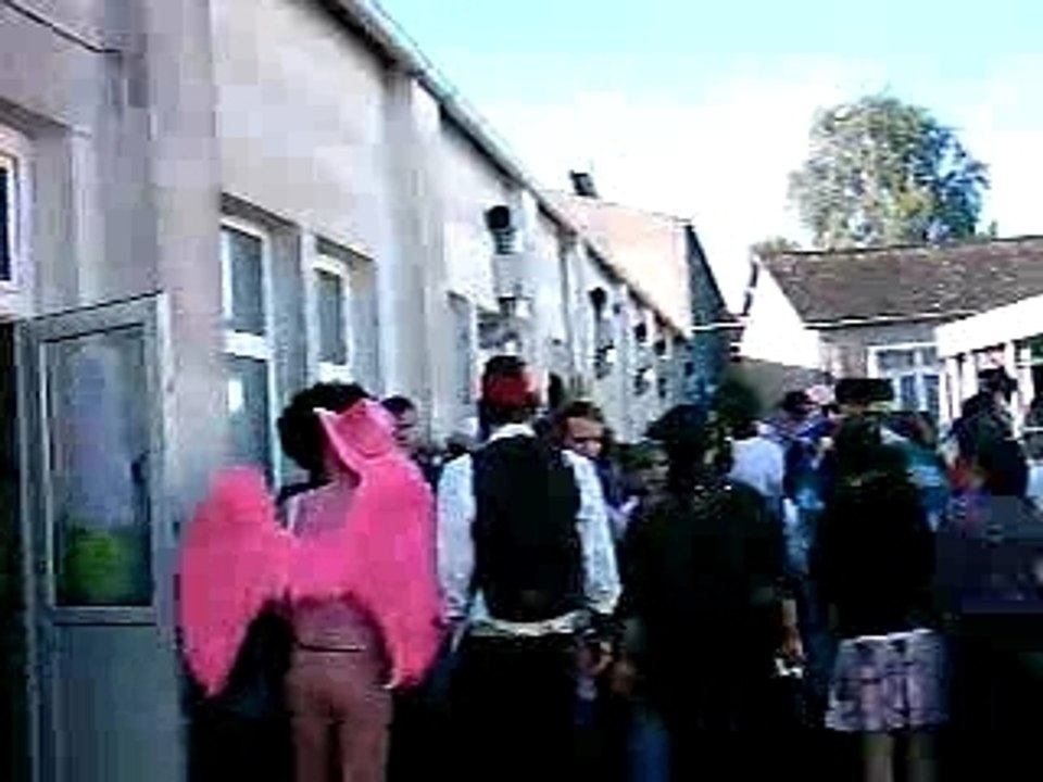Marche_devant_les_classes_de_premiere