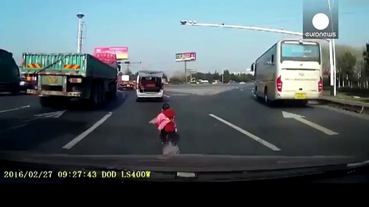 Un enfant tombe d'une voiture en marche (Chine)