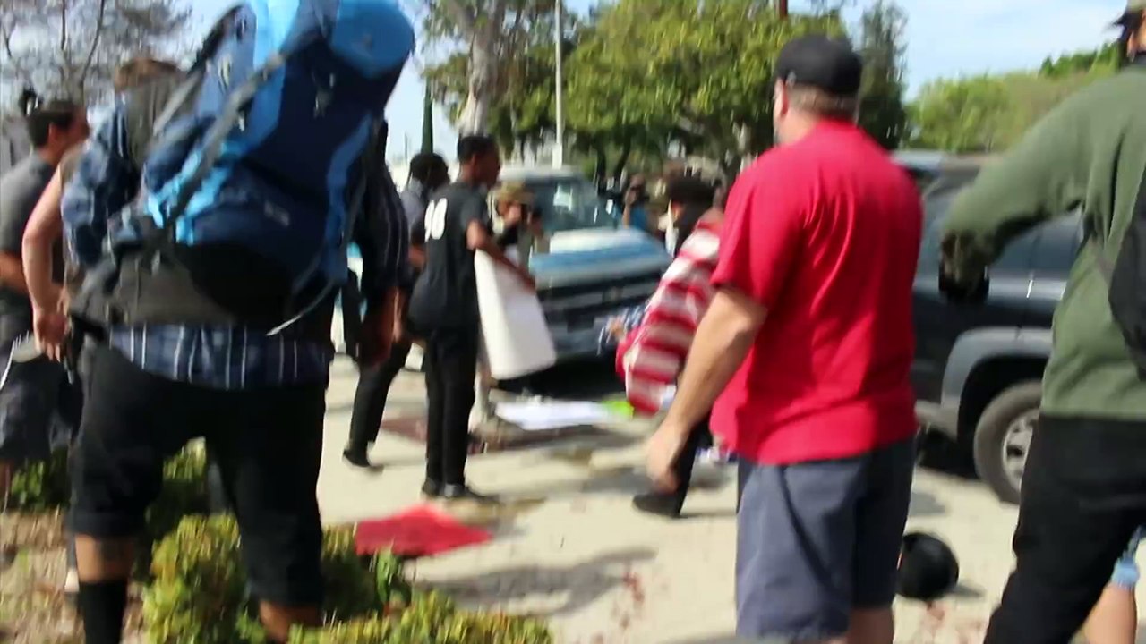 Violente bagarre  Ku Klux Klan vs militants anti-racistes