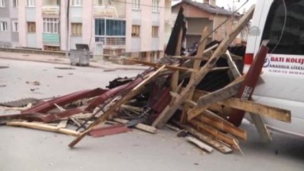 Kuvvetli Rüzgar Çatıları Uçurdu