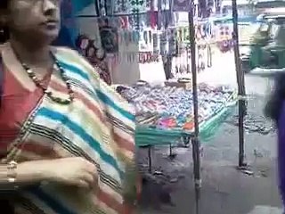 Karachi desi bhabi SUMI buying bangles from munda at afternnon