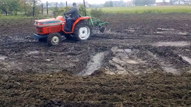 Traktorek Kubota L-185D jazda po blocie z kultywatorem. traktorki-japonskie.waw.pl