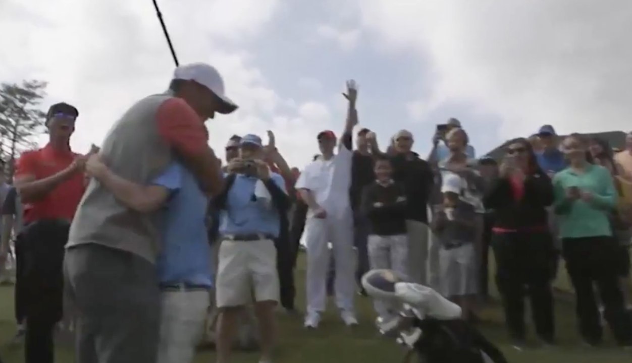 Un gamin réalise un coup incroyable sous les yeux de Tiger Woods