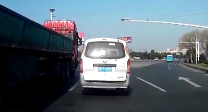 Un enfant chute d'une voiture en marche (Chine)