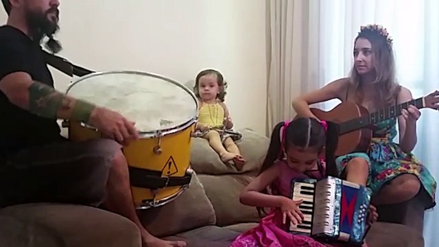 Banda de forró Eu tu ela com elas faz sucesso nas redes sociais