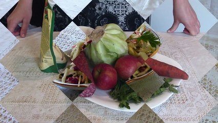 Салат с копченой колбасой