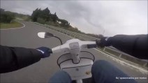 un motard humilier par un scooter
