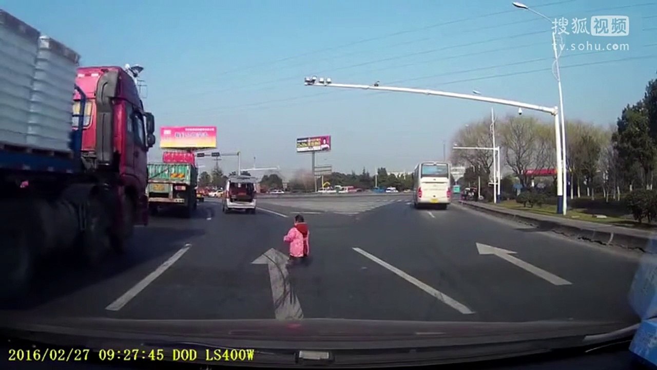 Un enfant de 2 ans tombe du coffre d'une voiture