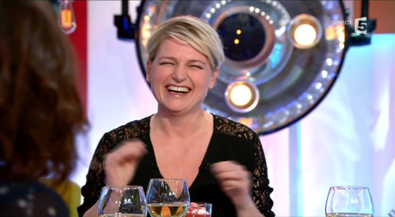 Ambiance de poulailler dans "C à vous" ! - ZAPPING TÉLÉ DU 03/03/2016