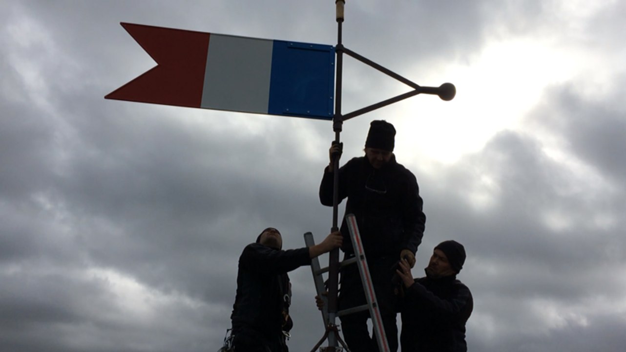 La girouette-drapeau reposée