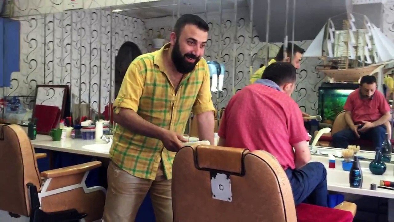 koksal baba çıldırdı makasla saldırıyor-2015
