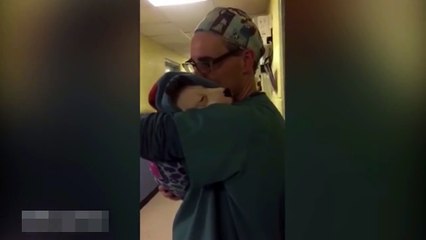 Le chiot n’arrête pas de pleurer après la chirurgie, mais ce que le vétérinaire fait est très touchante!