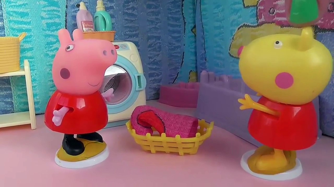 Peppa Pig Свинка Пеппа прыгает по лужам . Большая стирка и Пенная Вечеринка