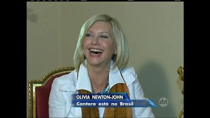 Jornal do SBT entrevista a cantora Olivia Newton-John