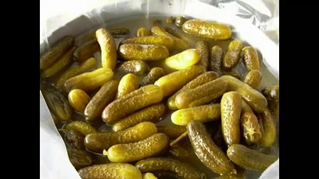 Огурцы, соленые в бочонке