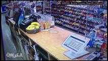 يُظهر هذا التسجيل الذي التقطته كاميرا مراقبة في أحد المتاجر بولاية جورجيا الأمريكية، لصاً يُشهِر سلاحه في وجه موظفة الحسابات طالباً منها النقود، لكنه لم يتوقع ردة فعل الفتاة