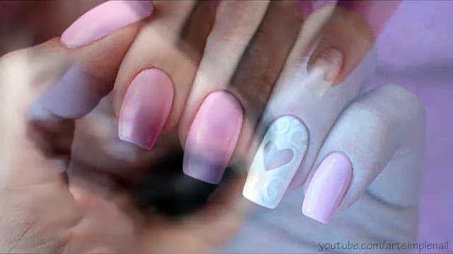 Нежный розовый маникюр гель лаком. Дизайн ногтей с прозрачным сердцем и объемным узором