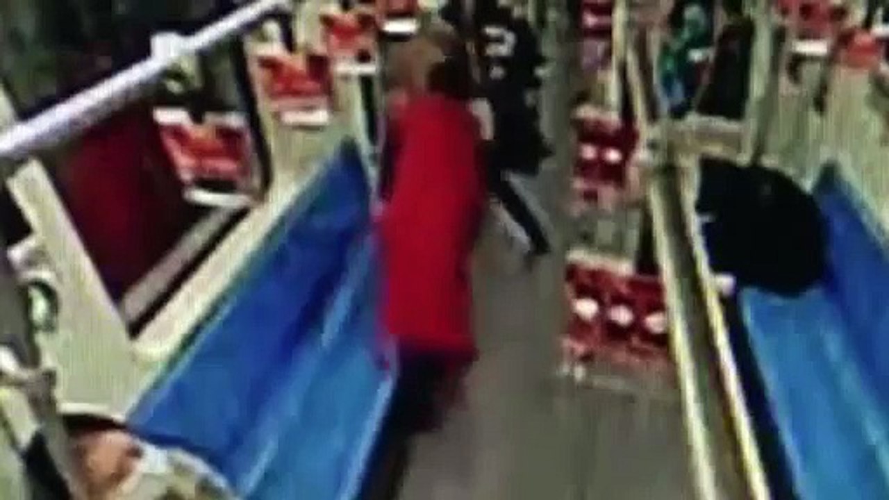 موظف بالصين الشعبية يلقن سارقا درسا لن ينساه