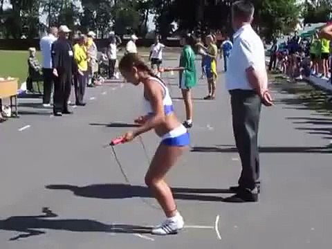 Девочка очень быстро прыгает