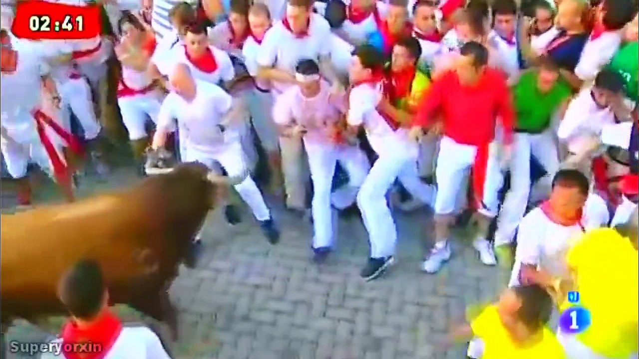 INSÓLITO!! - UN TORO LES PERDONA LA VIDA - YouTube