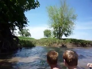 Ils n'auraient jamais pensé que ceci se produirait quand ils ont commencé à traverser la rivière !