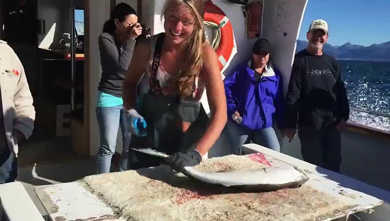 Cette jolie fille de pêcheur vous nettoie un poisson en 1 minute !