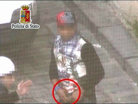 Arrestato pusher, trovato in possesso di più 800 grammi di hashish e cocaina, una pistola e munizioni