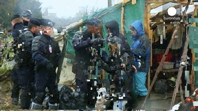 Calais: refugiados iraníes se cosen los labios en protesta contra el desmantelamiento de la jungla