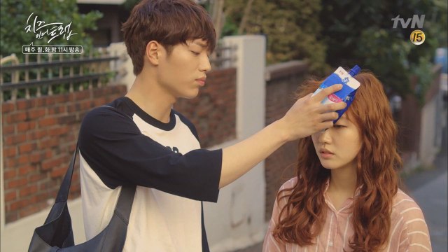 인호(서강준)와 가까워지는 설(김고은)을 뒤에서 지켜보는 유정(박해진)!