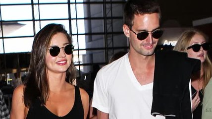 Miranda Kerr dice que su novio un billonario de 25 años actúa como si tuviera 50