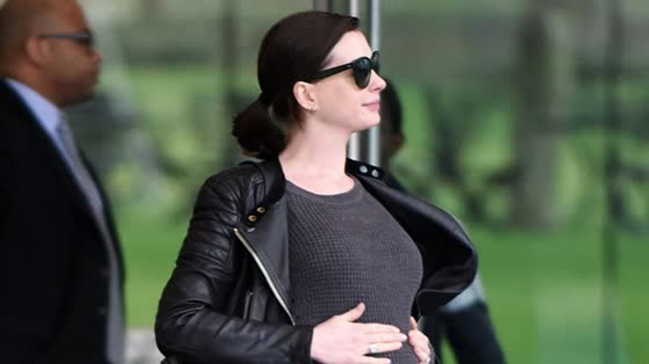 Anne Hathaway singt für ihr ungeborenes Baby