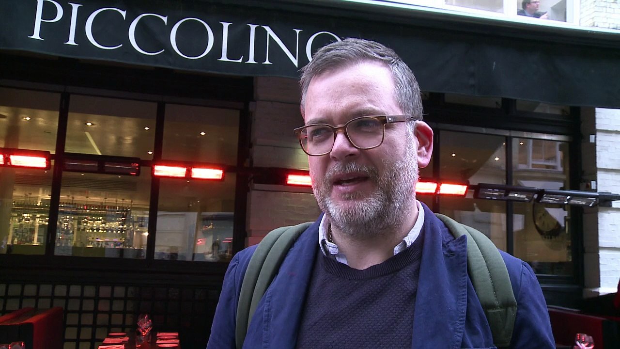 Des Londoniens rendent hommage à David Bowie